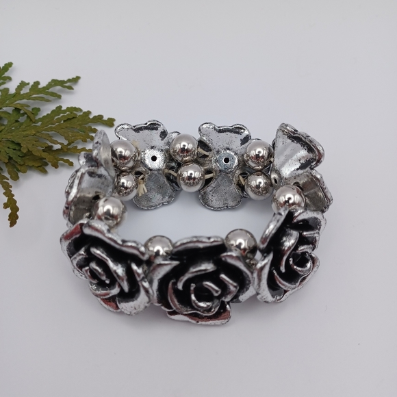 ✨️Rose Bracelet - Silver Toned Plastic - Picture 3 of 4